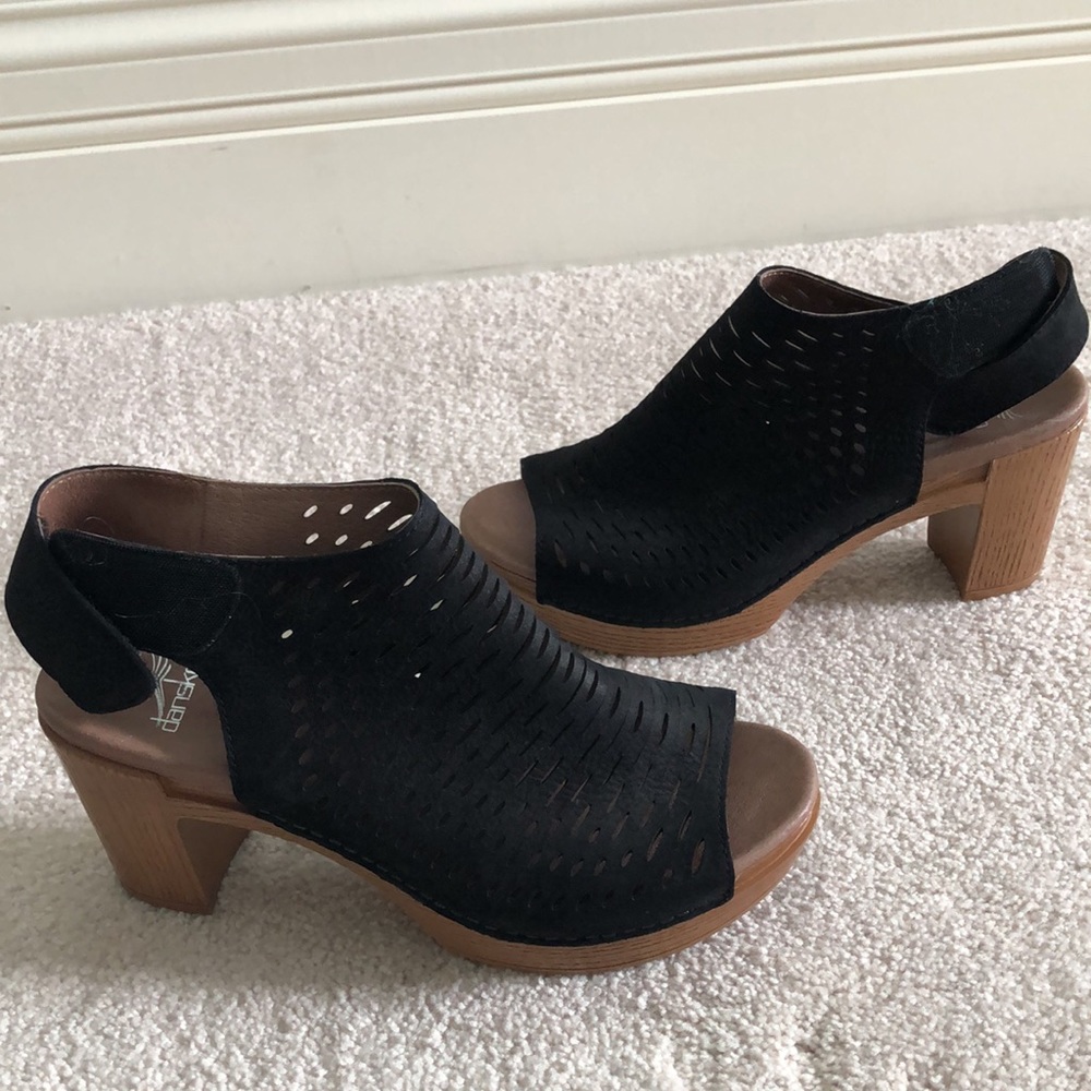 Woman’s open toe Dansko black sandal. Only worn once. - Picture 5 of 5